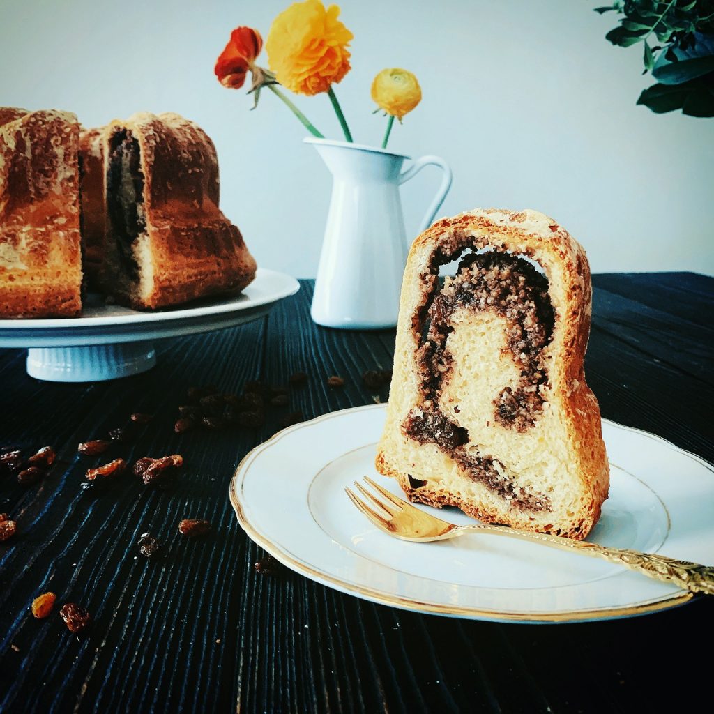 cake, slice, dessert, dough, raisins, nuts, walnut, carinthia, reindling, yeast dough, bake, sugar, yeast biscuits, pastries, sweet, decoration, bouquet, yeast pastries, vase, reindling, reindling, reindling, reindling, reindling